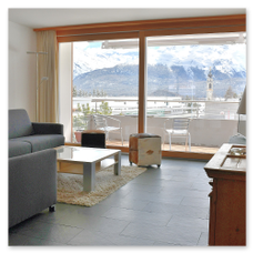 Wohnzimmer mit Balkon